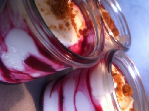 verrine,yaourt,cassis,jus de cassis,fromage blanc,speculoos,langue de chat