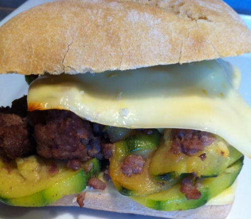 burger, courgette,fromage, steak, moutarde,oignon rouge