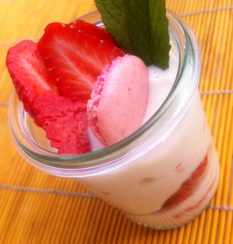 verrine, fraises, yaourt vanille bonne maman, coque de macaron, menthe